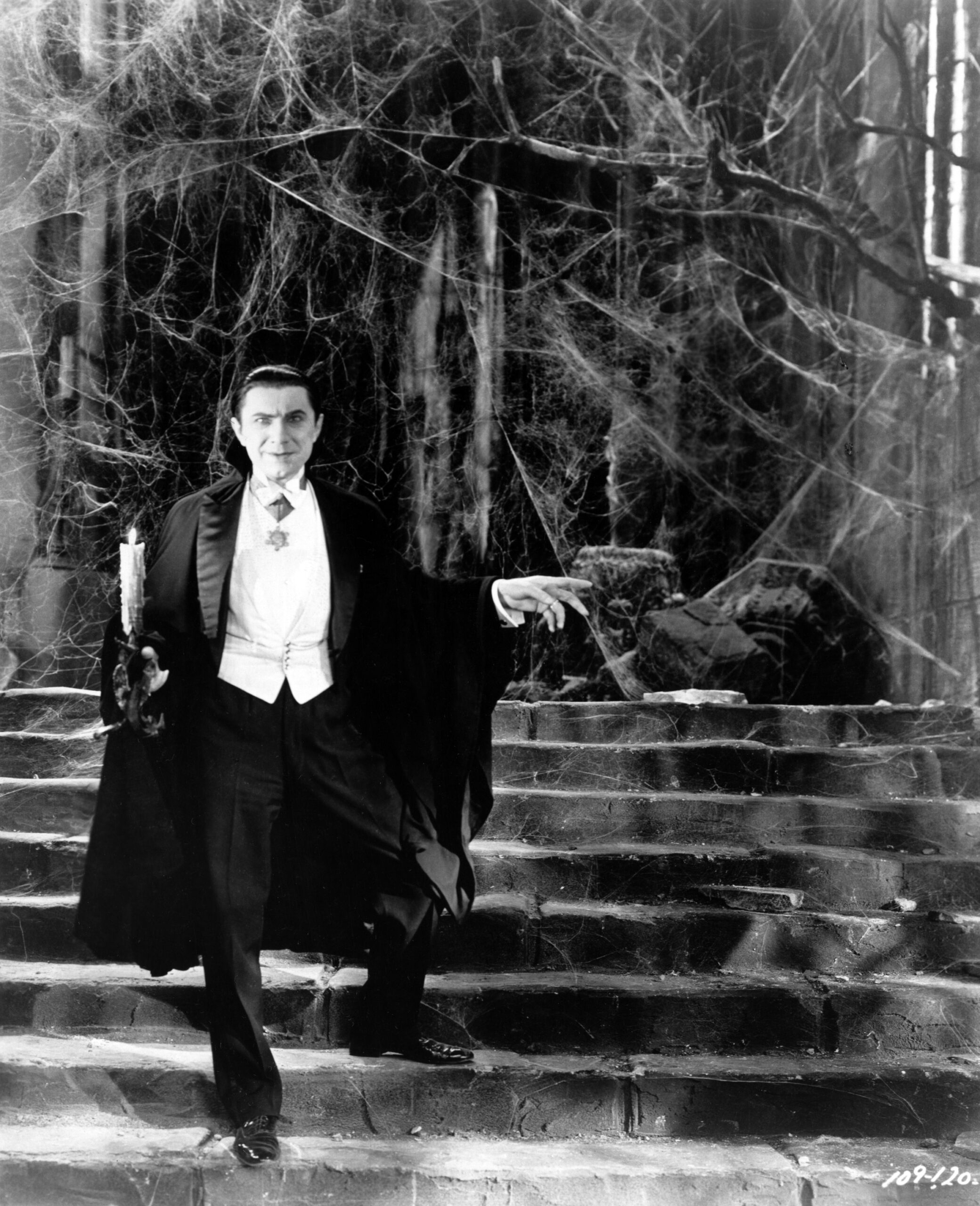 Bela Lugosi in DRACULA (1931)